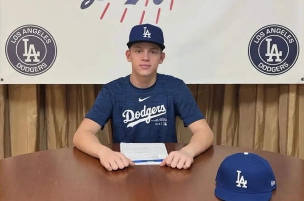 Клуб MLB впервые за 30 лет подписал контракт с российским бейсболистом