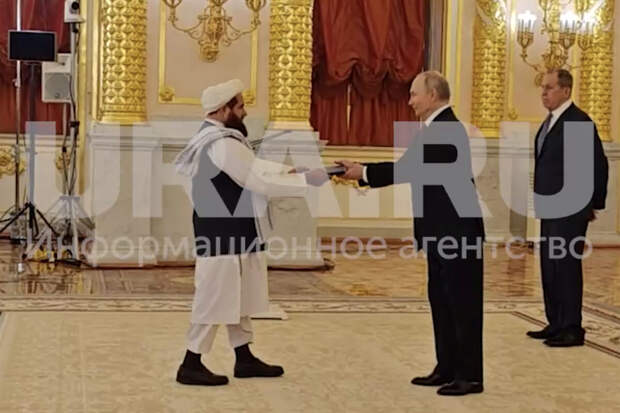 Некоторые послы пришли вручать верительные грамоты Путину в национальных одеждах