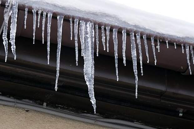 Россиянам раскрыли требования к уборке снега и наледи с крыш