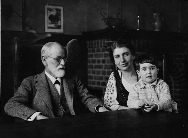 Фото №3 - Анна на шее: как психологические эксперименты Зигмунда Фрейда над младшей дочерью нанесли непоправимый вред ее психике