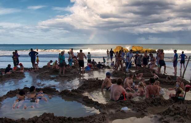Пляж, которые постоянно разрывается туристами. /Фото: rove.me
