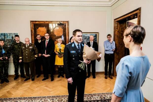 Президент Эстонии оконфузилась из-за бутылки шампанского россия, прибалтика, шампанское