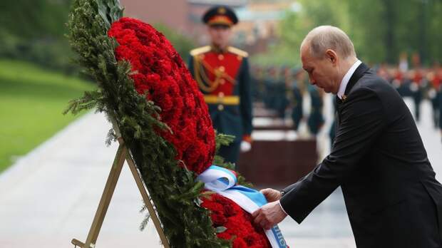Путин возложил венок к Могиле Неизвестного Солдата