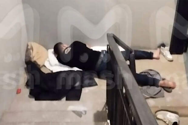 Шуомен "Дома-2" Синцов назвал бредятиной сообщения о том, что живет в подъезде