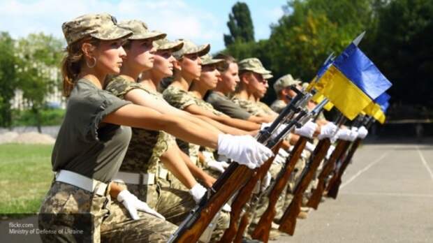 Стало известно, сколько женщин служит в армиях России и Украины