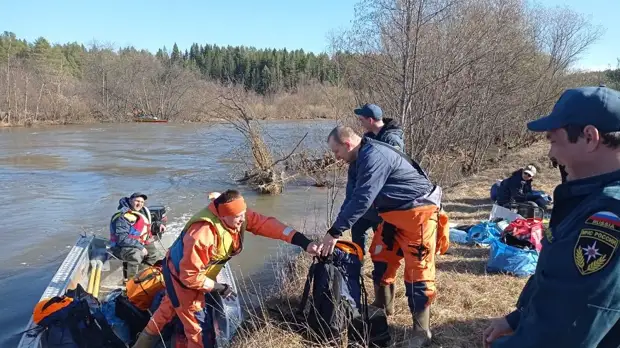 На реке Серге опрокинулся катамаран с восемью туристами