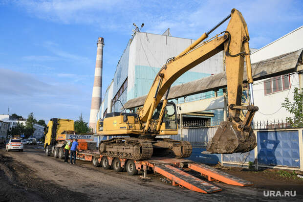 Последствия потопа в свердловском городе устраняют спецтехникой