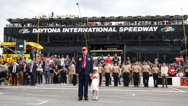 Трамп с внучкой открыл гонки NASCAR во Флориде