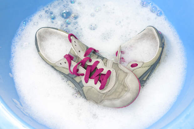 Как правильно стирать кроссовки в машинке и руками: пошаговые инструкции