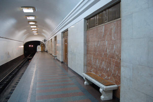 Arsenalna_metro_station_Kiev_2010_04