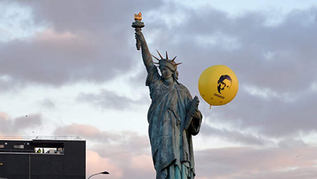 Воздушный шар с фото Сноудена над статуей Свободы в Париже. 13 января 2017