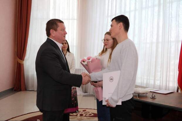 Глава Мамадышского района поздравил молодоженов перед отправкой жениха в зону СВО