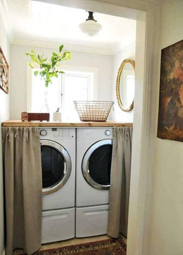 Оригинальное оформление комнаты со стиральными машинами за шторкой, что точно понравится.