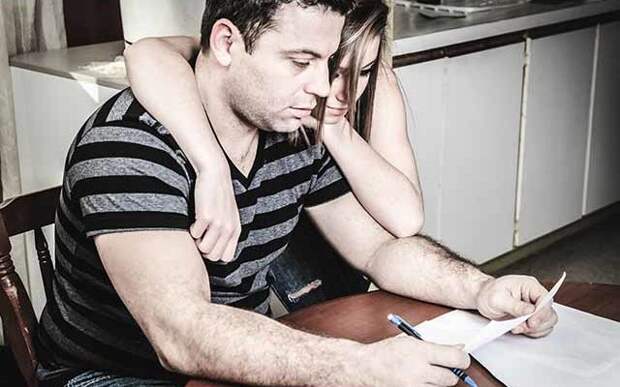 Муж с женой изучают кредитный договор
