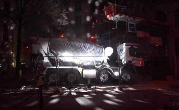 Бетономешалку превратили в огромный диско-шар Бетономешалку превратили в огромный диско-шар