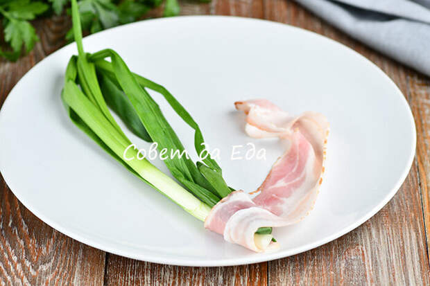 Закуска удивляет вкусом, количеством продуктов (их очень мало), способом и скоростью приготовления. На подготовку уходят считанные минуты, а на приготовление потребуется всего 10 минут.-3