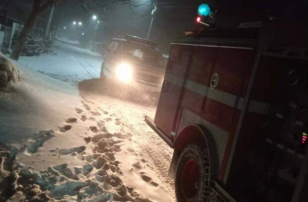 Две машины скорой помощи застряли на дороге. Спасатели их разблокировали