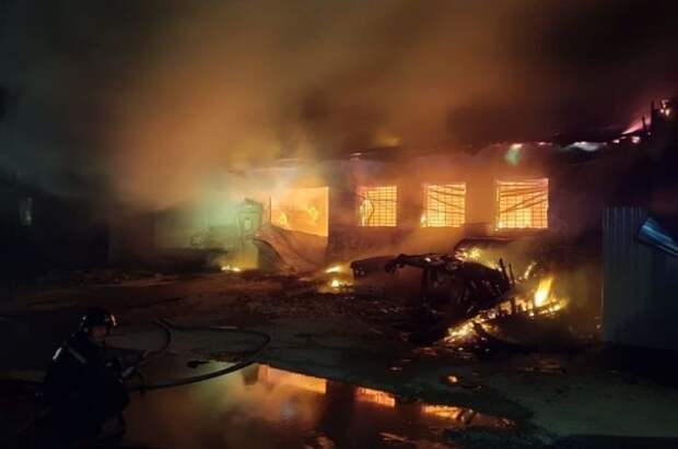 В Новосибирске ликвидировали крупное возгорание на складе