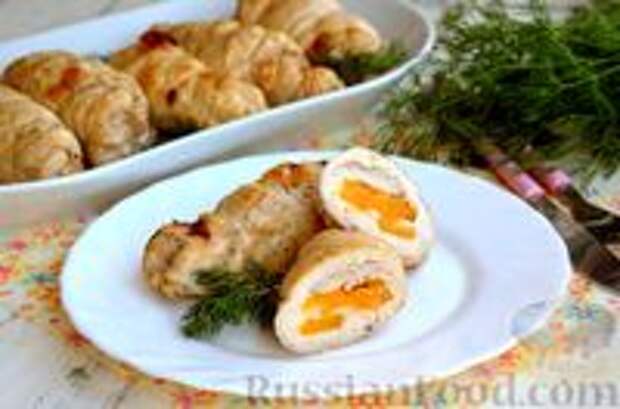 Фото к рецепту: Куриные рулетики с консервированными персиками и сыром