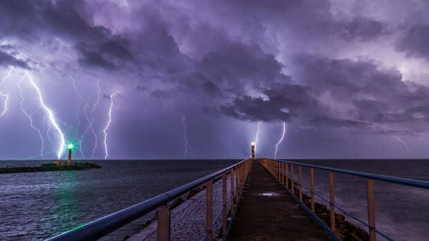 long-exposure-lightning-storm_port-la-nouvelle-france