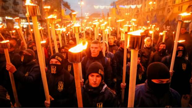 факельное шествие украинских нацистов - калька с немецких шествий