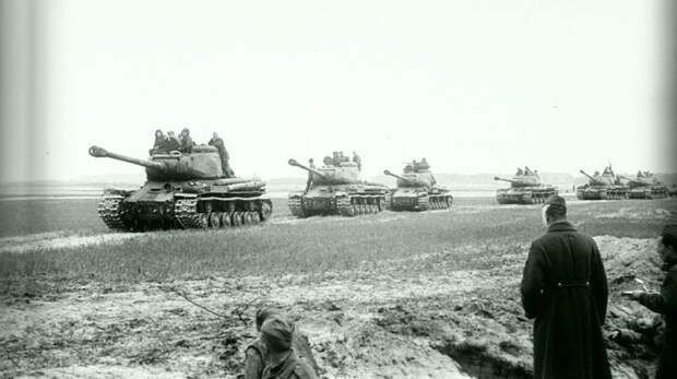 Колонна советских тяжелых танков ИС-2 под Берлином. Германия, 1945. Автор: Борис Боровских Бронетехника СССР, Великая Отечественная война, история