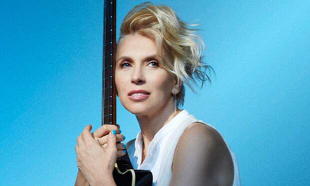 Исполнительница хита «Розовый фламинго» Алена Свиридова впервые стала бабушкой: фото с внучкой