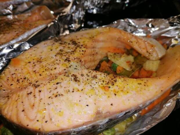 Рыба без грязной посуды и возни. Получается вкуснее, чем на мангале, гриле или просто сковороде