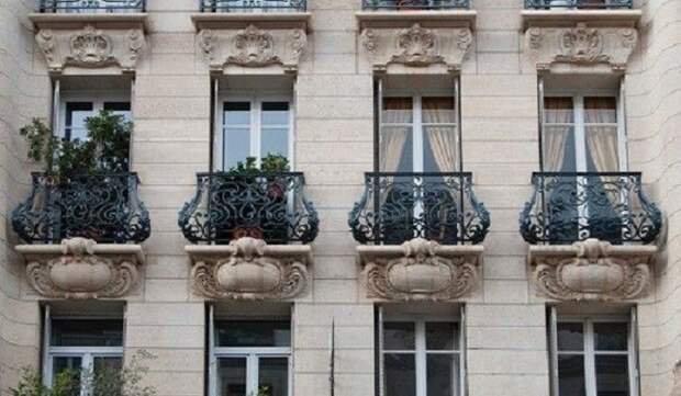 Во дворцах начали создавать специальные балконы, чтобы вельможи не выпадали во время дефекации. | Фото: top-voprosov.ru.