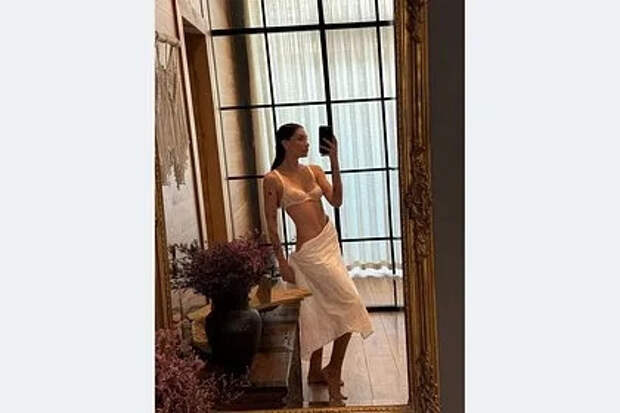 Жена футболиста Смолова опубликовала фото без трусов