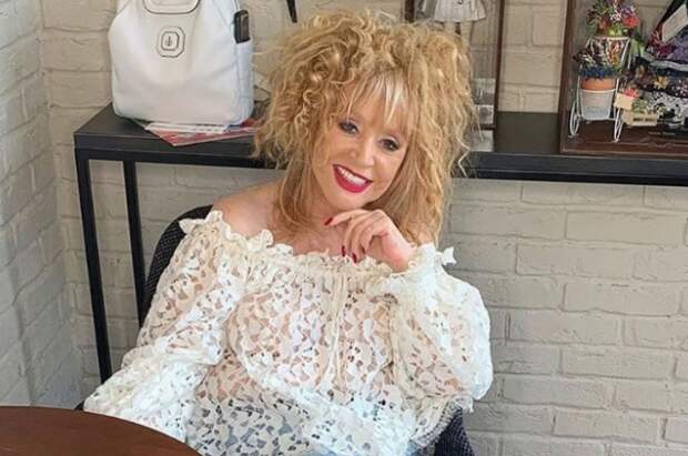 Алла Пугачева проводит время с друзьями и делится "летними" фото