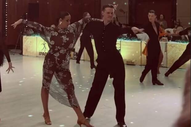 Телеведущая Оксана Федорова станцевала в откровенном полупрозрачном платье