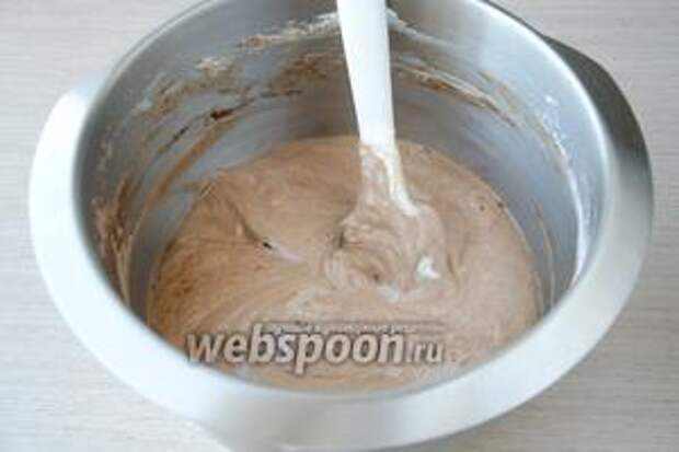 Пока запекается бисквитный рисунок, в остальное тесто ввести какао, просеянное через сито, и аккуратно перемешать до однородного состояния.
