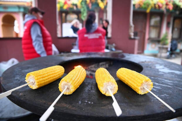 Московская «Чудесница»: в этом кафе 1960-х годов все, от пирожных до сосиcок, подавали с кукурузой