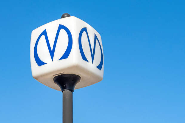 "Фонтанка": петербуржцев просят включать экран телефона в метро ради безопасности