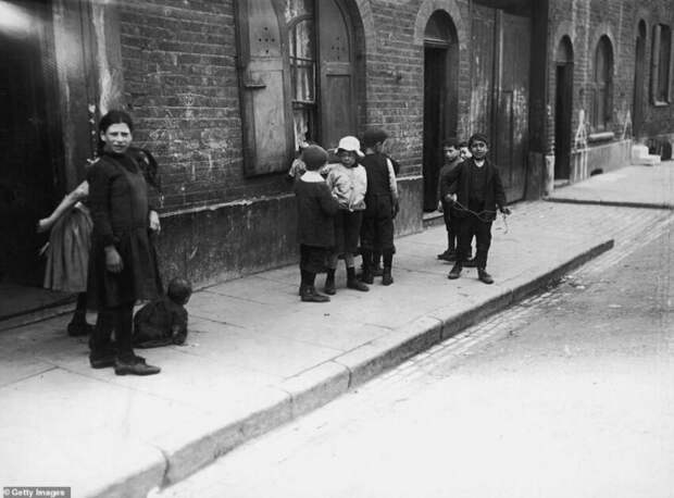 Дети играют на улице, 1911 г. 20 век, архивные снимки, городские истории, лондон, начало века, старые фото, старые фотографии, черно-белое фото