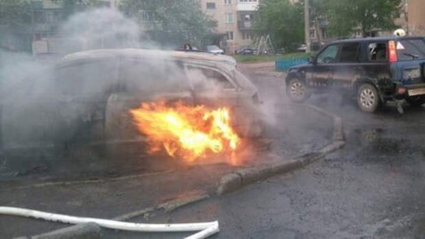 Легковушка вспыхнула на Семеновской улице в Москве