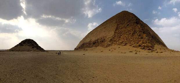 Изогнутая пирамида Снеферу, фотография Джулии Шмид, цифровая эпиграфия.