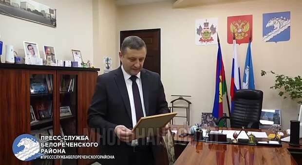 Глава Белореченского района Сергей Сидоренко вручил трём семьям «новых россиян» сертификаты на жильё почти по 2,5 млн рублей каждая.