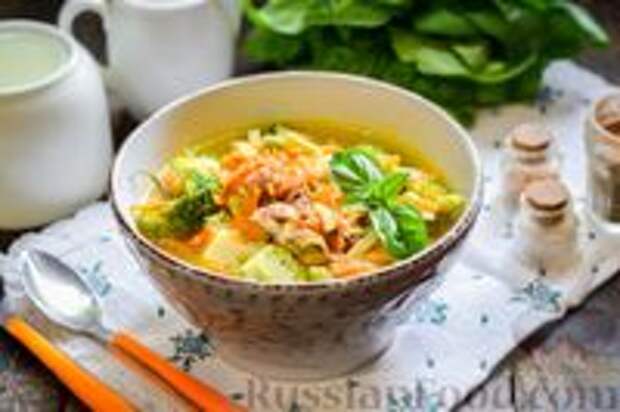 Фото к рецепту: Суп с копченой курицей, брокколи и стручковой фасолью