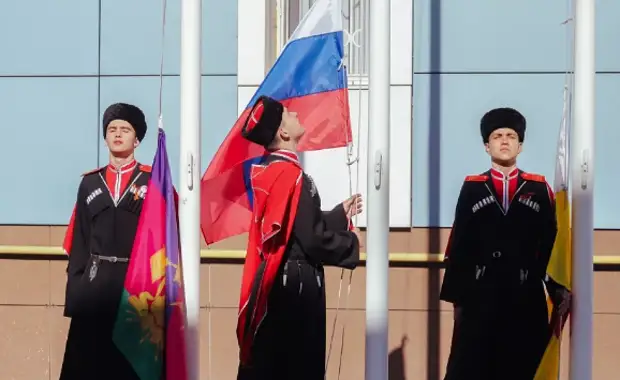 В Краснодаре 25 апреля уроки в школах начались с поднятия флага и исполнения гимна