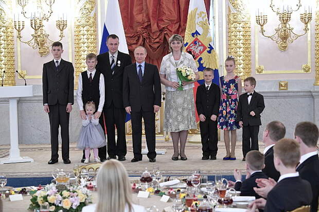 Накануне Международного дня защиты детей Президент Владимир Путин наградил семью из Карелии
