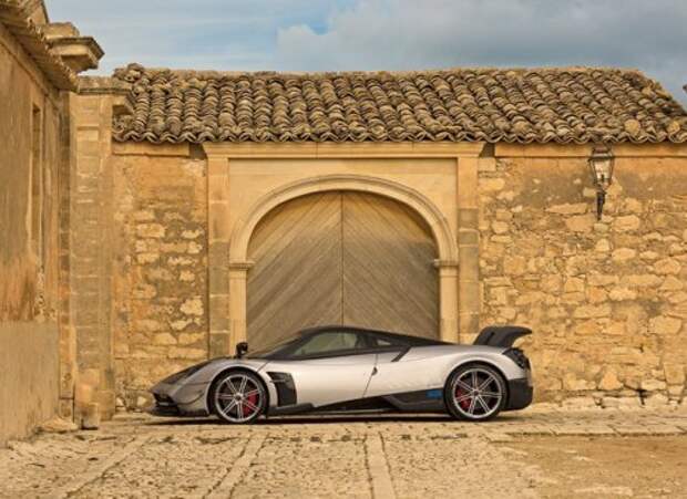 Двухдверный гиперкар от Pagani Automobili (17 фото)
