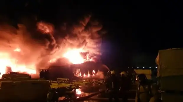 Появилось видео крупного пожара в ангаре в Петербурге