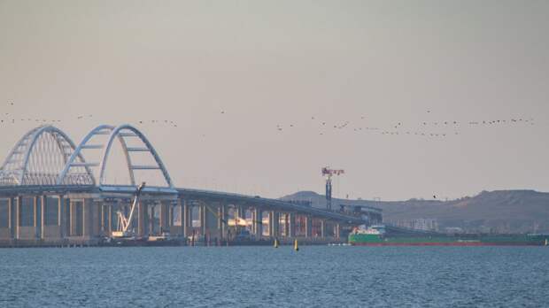 В Киеве пообещали отреагировать на запуск поездов по Крымскому мосту В Киеве пообещали отреагировать на запуск поездов по Крымскому мосту