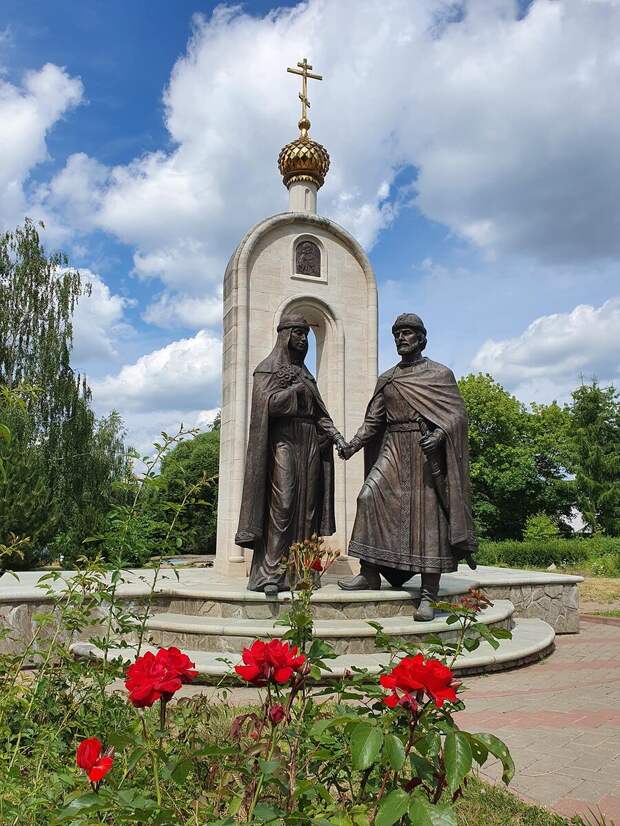Памятник Петру и Февронии. Дмитров.jpg