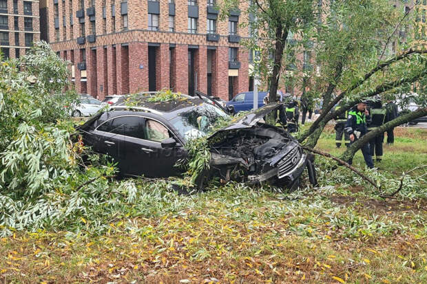 В Москве водитель Infiniti попал в жесткое ДТП и сразу ушел стричься в барбершоп