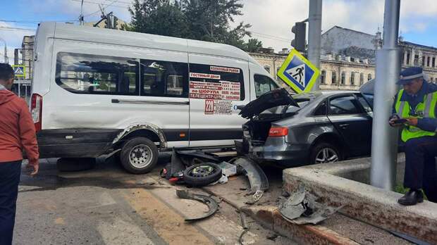 В Уфе в ДТП с микроавтобусом пострадали восемь человек