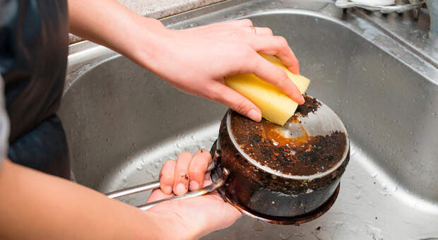 Как быстро отмыть пригоревшую кастрюлю