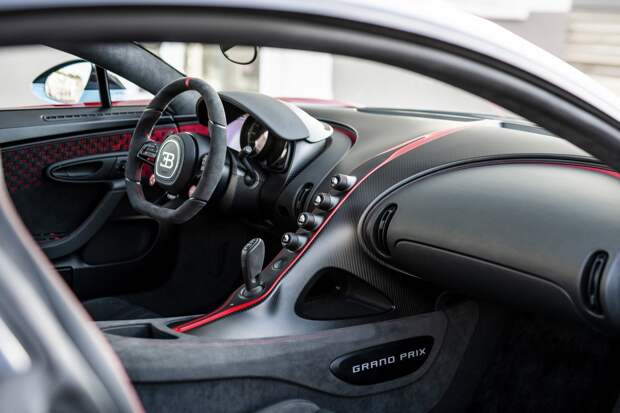 Спецверсия гиперкара Bugatti Chiron Pur Sport Grand Prix